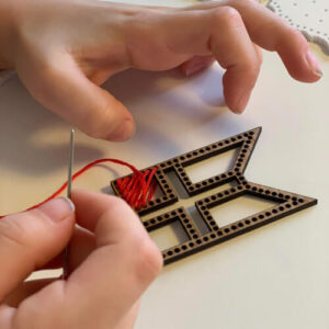 Brodere et flag med kors kan bruges fra 5 års alderen