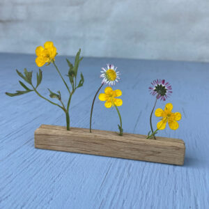 Blomsterstav, magnetramme kært barn har mange navne. Den er skabt i massiv eg og er nem at skifte indhold i